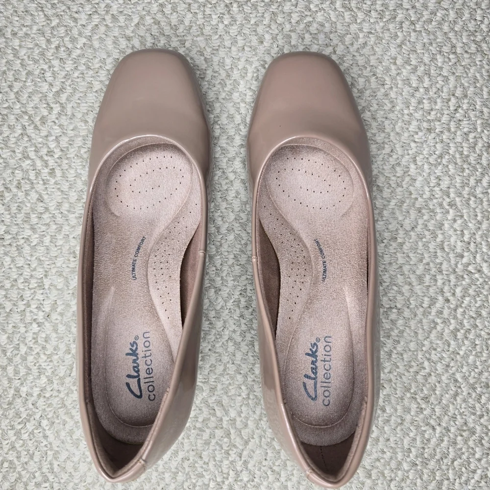 Clarks Kyndall Iris Patent Low Block Heel Pumps NWOB 7.5 Wide